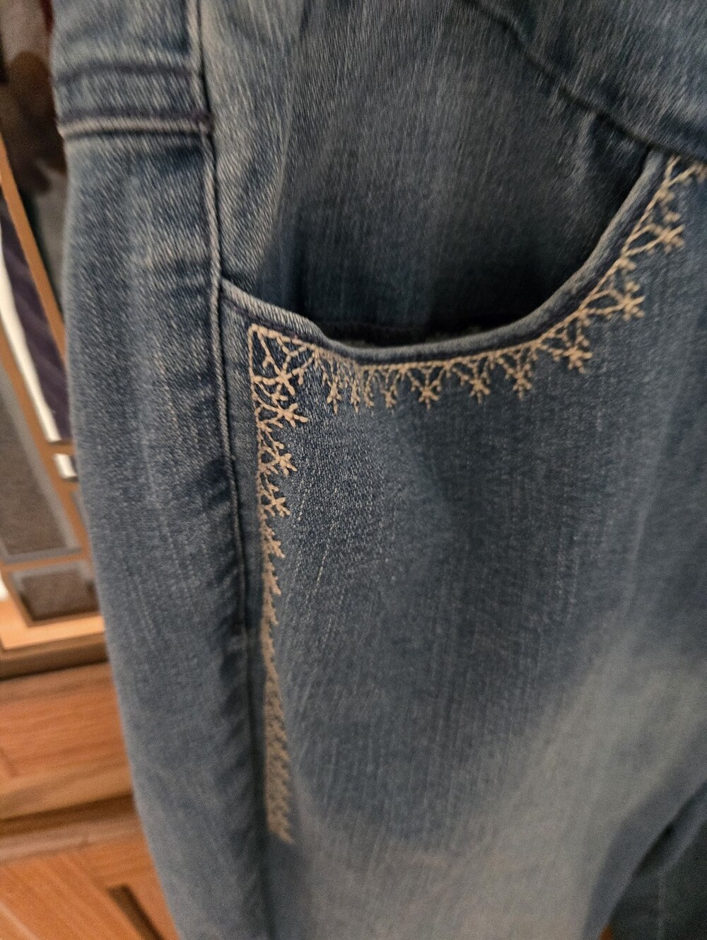 Classic Blue Women’s Pull-On Jeans with Embroidered Pockets - Picture 2 of 3